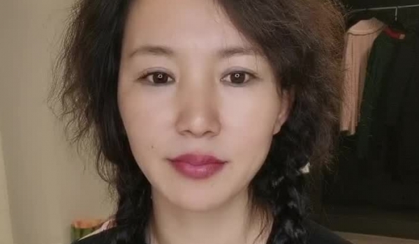 同父异母玩的嗨，超骚的极品少妇性感纹身跟小哥激情啪啪，69舔弄大鸡巴让小哥各种舔逼，激情上位顶到花心