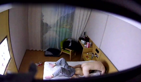 JK短裙长腿美女假期前夕与男友激情射进嘴里的时候还一边用手自慰摸逼妹子逼毛浓密性感性欲强
