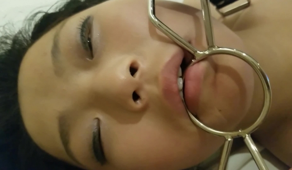 迷奸98年天然小仙女，清纯脱俗大长腿，肉丝换装，颜射，强行口交，各种高端Play都有