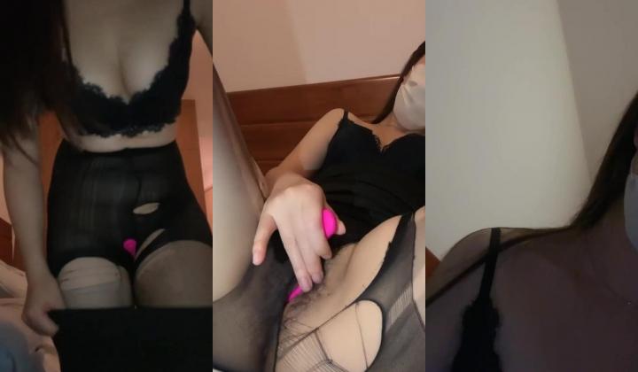 真实研究生，【贫穷的女学生】，教室上课坐后排自慰，宿舍无人塞跳蛋，把自己玩喷水了，三点全露