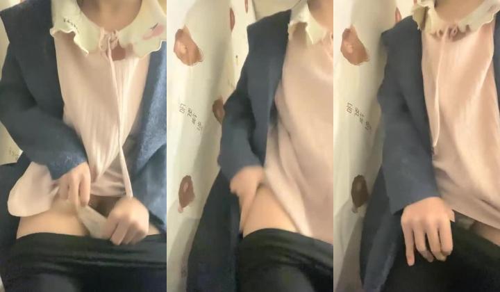 【熙熙子吖】新人 清纯大学生~!特写粉穴~柔逼自慰~流白浆~寒假在家放飞自我，赚学费