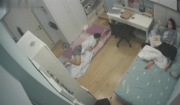 眼镜学生妹每晚睡觉都抠逼自慰 看着手机不自觉伸入下体扣扣 非常陶醉享受 每次扣完还闻一下味道