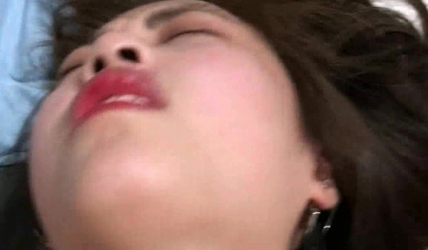 气质高冷女神在吃饭时被男友下药带回酒店扒衣服各式玩弄啪啪 无套抽插骚逼随便干