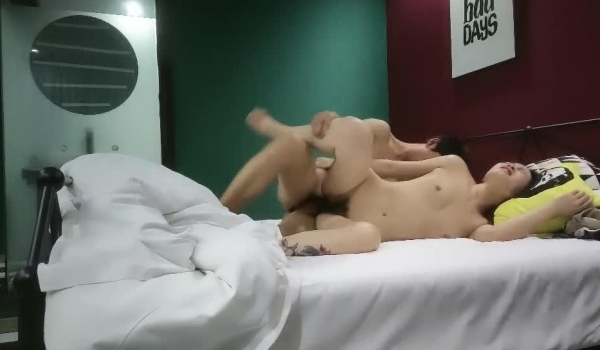 【小酒探花】新晋探花 劲爆首场 苗条00后小萝莉 肤白胸粉 乖巧可爱小仙女 啪啪角度繁多 精彩佳