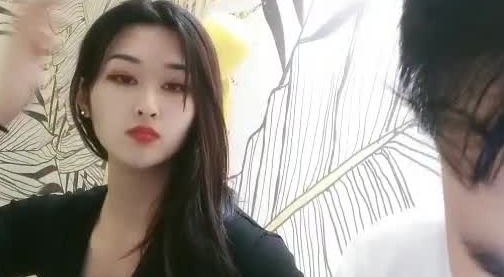 老哥越南约了个高颜值妹子啪啪 跳舞扭动一番开干TP后入骑乘 抱起来大力猛操呻吟非常诱人