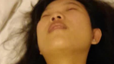 私密猎奇圈付费重磅视频，死猪玩系列第五期，玩点更刺激的小变态把嫂子给搞了