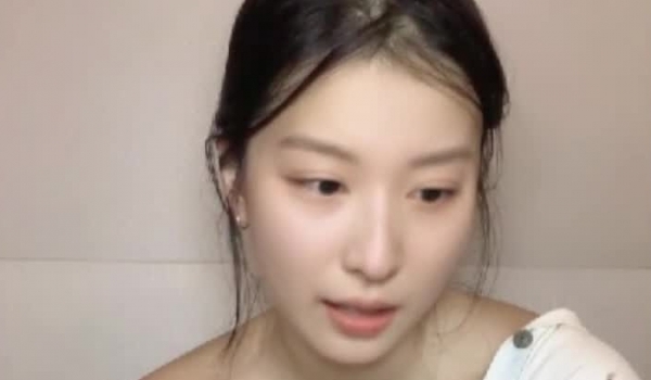 最清纯女神！【蜜桃淳】，颜值高就不需要开美颜，清纯反差，三点都漏给大哥