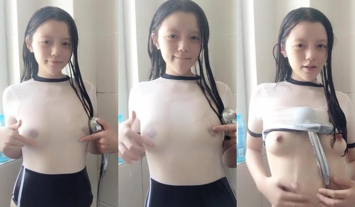如花的美少女 情窦初开炎炎夏日洗澡湿身诱惑，两只小奶头粉粉 好想尝上一口少女的奶！