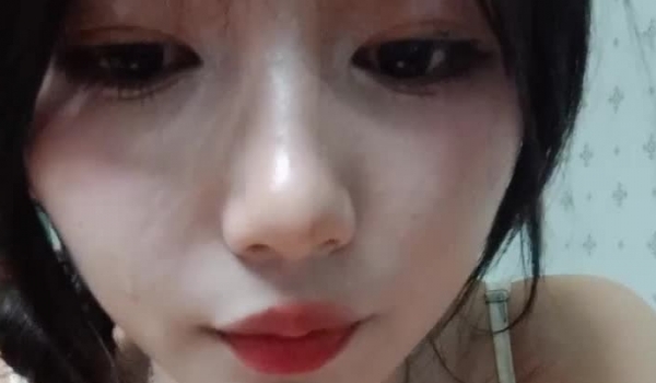 清纯的学生妹下海【飞笨蛋】给你初恋的感觉。南方姑娘甜美可人，胸部紧实，手指玩穴