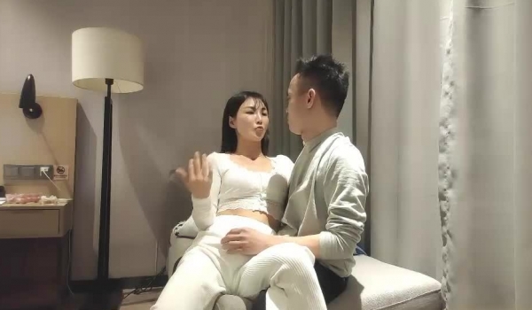 步宾探花极品长相甜美眼镜萌妹子沙发上啪啪，坐在身上互摸调情特写掰穴抽插猛操
