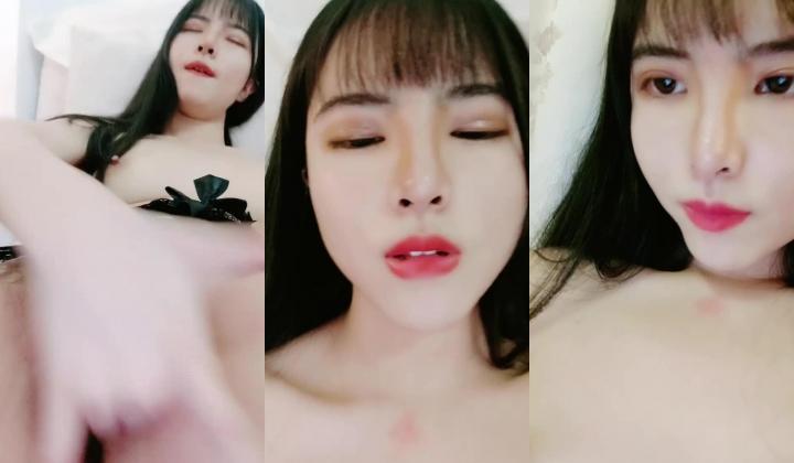 清纯无敌小仙女，今日最佳，颜值区转黄播，猫耳朵连体网袜热舞诱惑，掰开骚穴自慰，表情一脸淫荡，特写