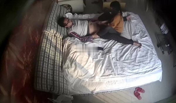 年龄很小的妹子被男友跳蛋玩弄，大尺度拍逼