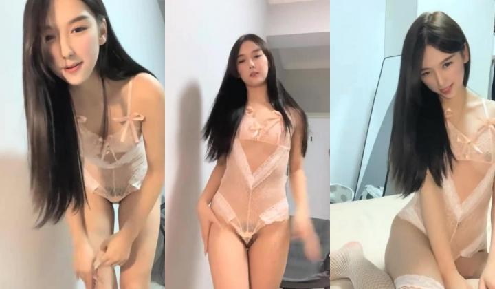 近期最闪亮的新星，【偷走一头猪】，清秀女神，长腿，貌美如花，把胡萝卜塞逼逼，玩得超刺激