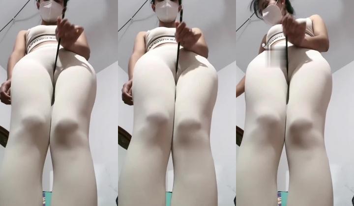 推特网红露出紫薇反差婊『橙子橙子』TG会员群福利，高挑身材丝袜大长腿 戴上肛塞自慰棒 边走边尿
