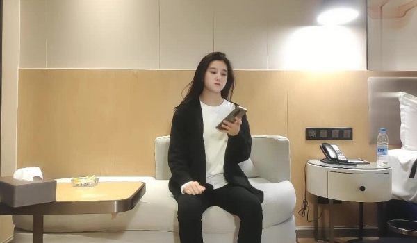 这妞绝对是很高质量的外围女神，甜美的脸蛋儿，高挑的身材，胸虽然不大但很挺很粉，小哥干了才一半 突