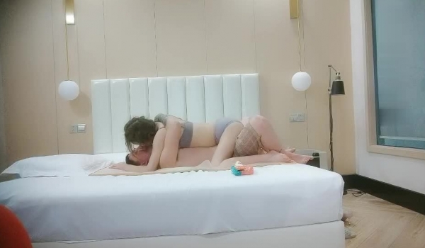 伟哥洗浴会所寻欢越战越勇连玩两个妹子准备再选时翻车被房间粉丝点水让保安客气的请出了会所