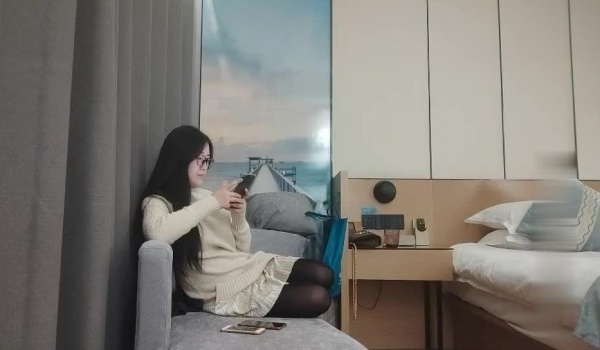 【狼团探花】约操兼职良家小少妇，眼镜戴上斯斯文文，换上丝袜就是淫荡骚货