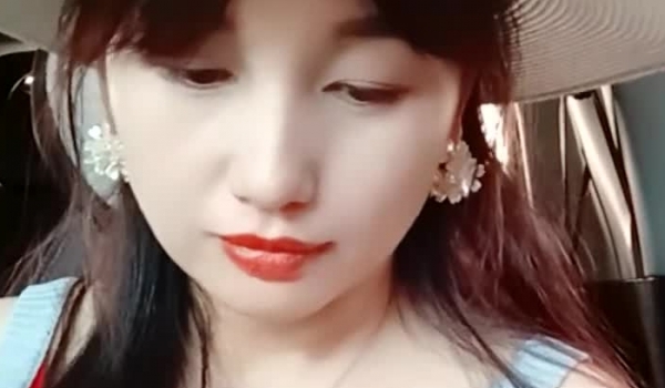 【甜甜小少妇】乡村少妇老公不在家，放飞自我家中撒尿自慰，想出轨的心已经藏不住