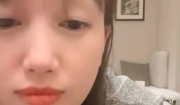 【甜甜小少妇】乡村少妇老公不在家，放飞自我家中撒尿自慰，想出轨的心已经藏不住