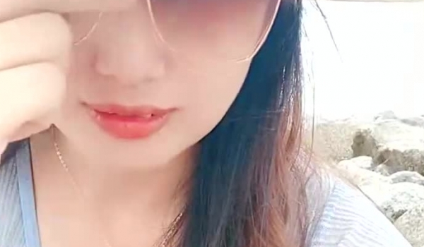 【甜甜小少妇】乡村少妇老公不在家，放飞自我家中撒尿自慰，想出轨的心已经藏不住