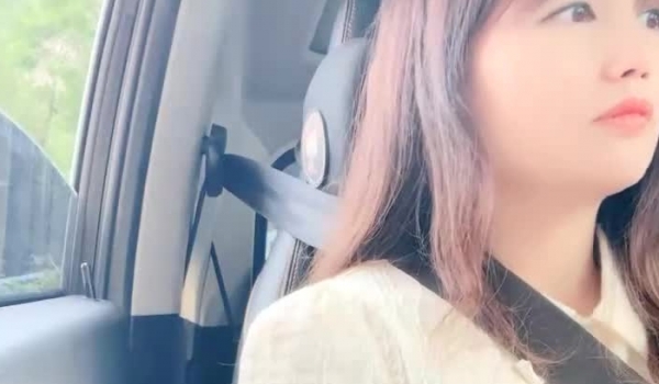 【甜甜小少妇】乡村少妇老公不在家，放飞自我家中撒尿自慰，想出轨的心已经藏不住