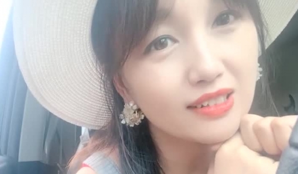 【甜甜小少妇】乡村少妇老公不在家，放飞自我家中撒尿自慰，想出轨的心已经藏不住