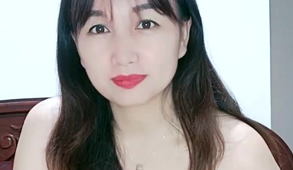 【甜甜小少妇】乡村少妇老公不在家，放飞自我家中撒尿自慰，想出轨的心已经藏不住