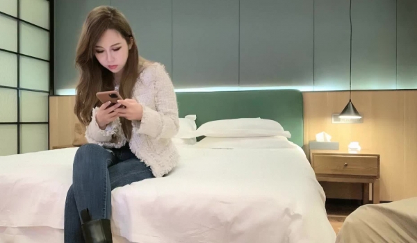 【小宝寻花】，神似邓紫棋，红内裤战神只看颜值，肤白貌美女神肆意操，温柔配合娇喘连连