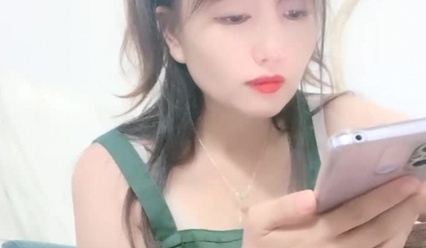 【甜甜小少妇】乡村少妇老公不在家，放飞自我家中撒尿自慰，想出轨的心已经藏不住