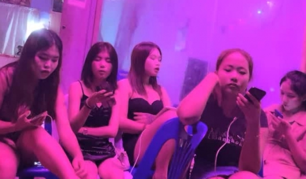 【菳三角探花】，新晋探花，丸子头嫩妹，青涩害羞，少女胴体满分好评，激情爆操新星崛起