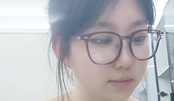 新人，极品，【纯情女高】，难得一见的白虎一线天，被中年男子家中狂草，可惜了这么好的逼