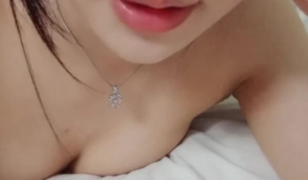 清纯的学生妹下海【飞笨蛋】给你初恋的感觉。南方姑娘甜美可人，胸部紧实，手指玩穴
