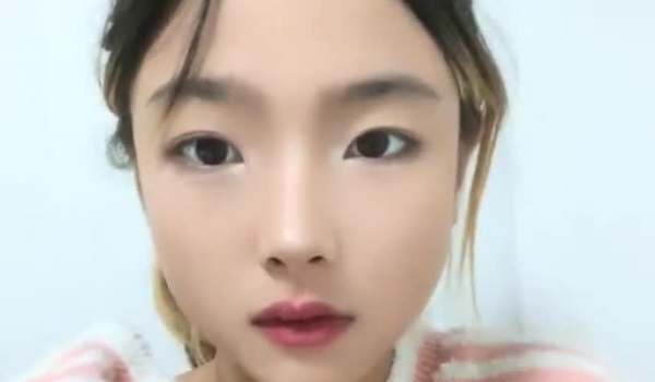 灌醉18岁的学生妹【小乖7】几瓶啤酒就喝醉了，被操了，娇喘喊着~快~快~快，清新小妹子被疯狂蹂躏