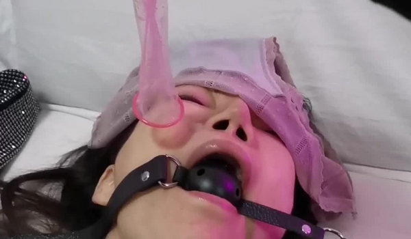 带有报复心理的大神网购迷药找机会把风韵犹存的小后妈给放倒了~各种侮辱调教啪啪啪