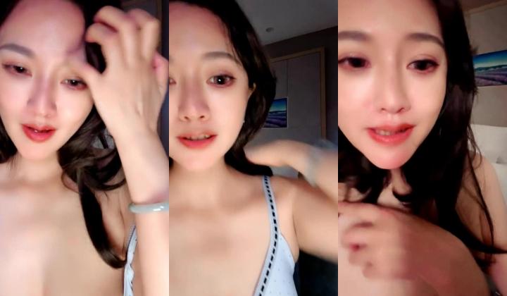 新来的气质美人妻，妩媚风情很是诱惑，揉奶玩逼互动撩骚特写展示，逼逼里塞跳蛋高潮喷尿，自己舔手上的