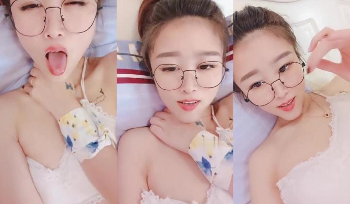 英语老师- 小语儿 -，弹幕置顶：老师的逼逼真好看。’你们怎么这么骚呢，还置顶啦‘，风骚的笑声，