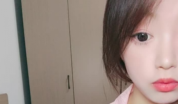 深夜的小护士要解救狼友的大鸡巴，穿上性感的渔网黑丝，揉奶玩逼特写展示，撅着大屁股求草，乖巧听话又