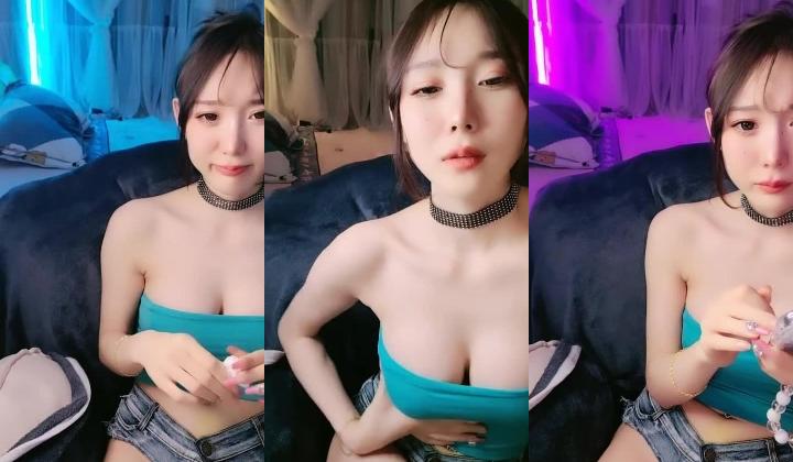 这个大学生给力，【02年星萌萌】童颜巨乳，黑乎乎的阴毛水汪汪的逼，跳蛋玩得表情极端满足，刺激