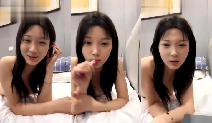 白桃味的悠悠深夜露脸撩骚狼友，清纯可爱的小妹全裸互动，掰开骚狼友给狼友看特写，撅着屁股求草淫声荡