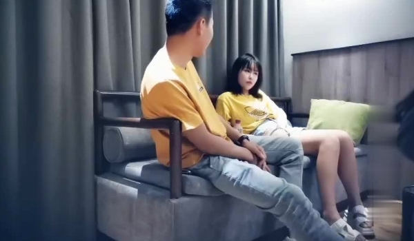 高挑性感的牛仔短裤长腿美女酒店和网友约啪,舔奶抠逼各种玩弄后床上激烈狂干,呻吟浪叫.可惜了.国语