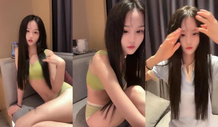 女神尺度突破自我，【萌主】，乖巧甜美的小仙女，拿着那么粗的水晶屌捅逼逼，看了真让人心疼
