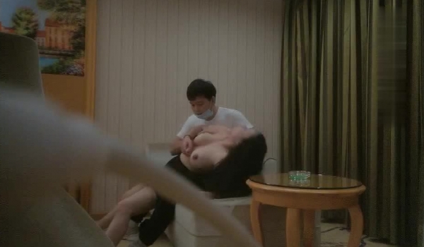 【小优寻花】酒店偷拍大奶少妇啪啪全程，身材娇小胸很大，口交啪啪全程激情四射