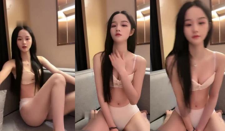 女神尺度突破自我，【萌主】，乖巧甜美的小仙女，拿着那么粗的水晶屌捅逼逼，看了真让人心疼
