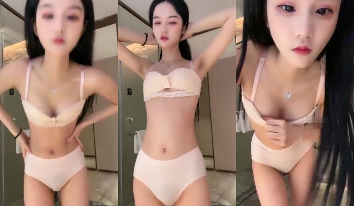 女神尺度突破自我，【萌主】，乖巧甜美的小仙女，拿着那么粗的水晶屌捅逼逼，看了真让人心疼