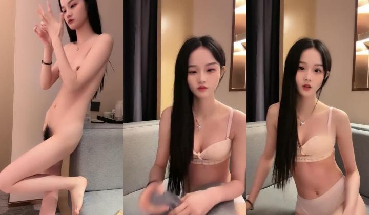 女神尺度突破自我，【萌主】，乖巧甜美的小仙女，拿着那么粗的水晶屌捅逼逼，看了真让人心疼