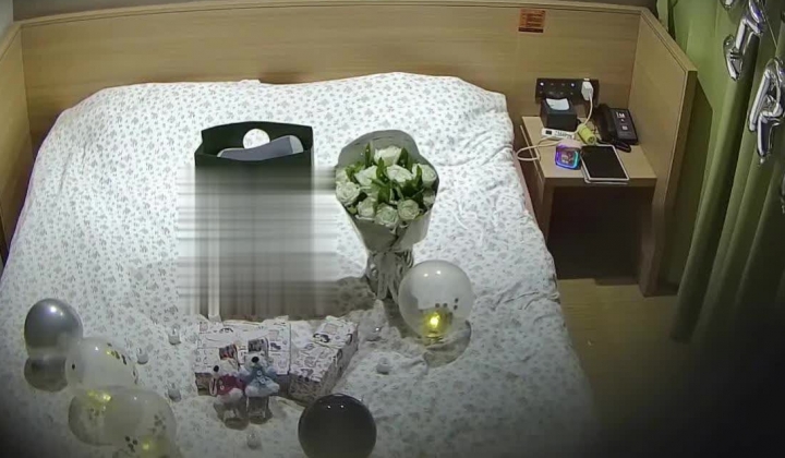 最新酒店偷拍 骚妹为男友23岁庆生布置浪漫现场也把自己包装好送他穿上情趣丝袜做爱