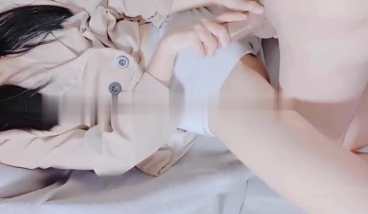 海角乱伦大神《意淫自己妹妹》 和超爱穿短裤的妹妹独自在家发现没穿内裤直接按在地板上开操洞口太紧插