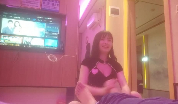 扫街头炮王佳作，完整版未流出，【老王探花】，玩法升级了，不满足只在店里，砸钱约出来漂亮小少妇，玩