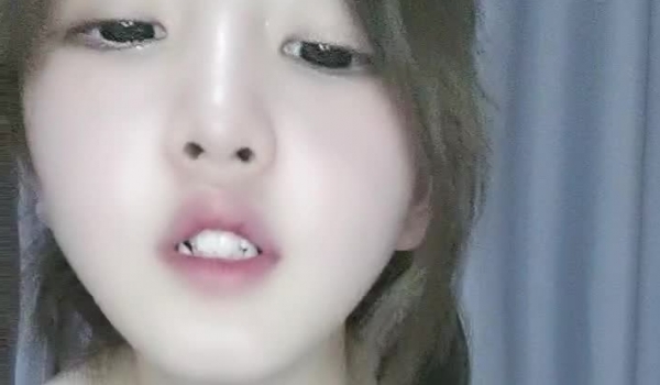 少女粉电竞椅子完美来了新人妹子道具自慰，特写鲍鱼，手指抠逼