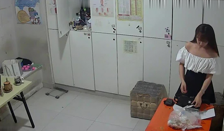 【破解摄像头】养生会所员工更衣室 各种丰满胸部黑丝美腿